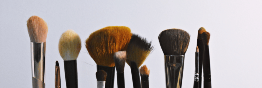 Accessoires à maquillage : faut-il vraiment les laver ?